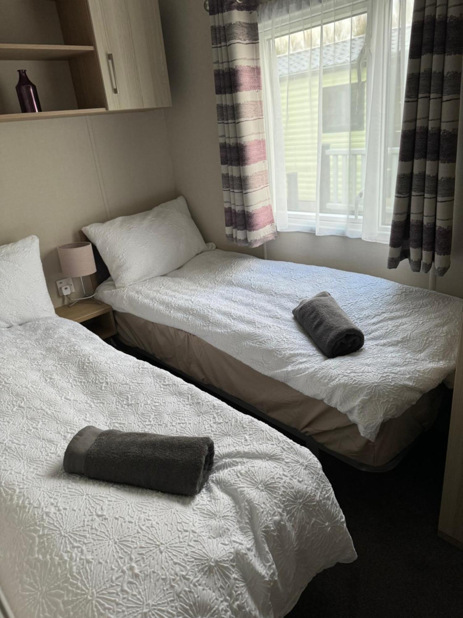 2 Bedroom Lakeview Lodge - Ensuite & Balcony Deck คาร์นฟอร์ธ ภายนอก รูปภาพ