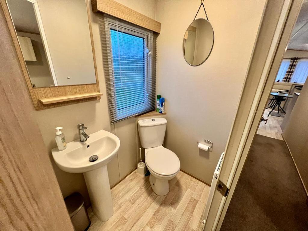 2 Bedroom Lakeview Lodge - Ensuite & Balcony Deck คาร์นฟอร์ธ ภายนอก รูปภาพ