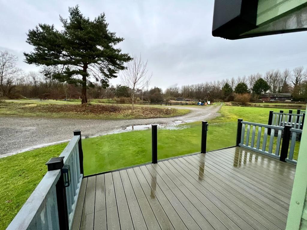 2 Bedroom Lakeview Lodge - Ensuite & Balcony Deck คาร์นฟอร์ธ ภายนอก รูปภาพ